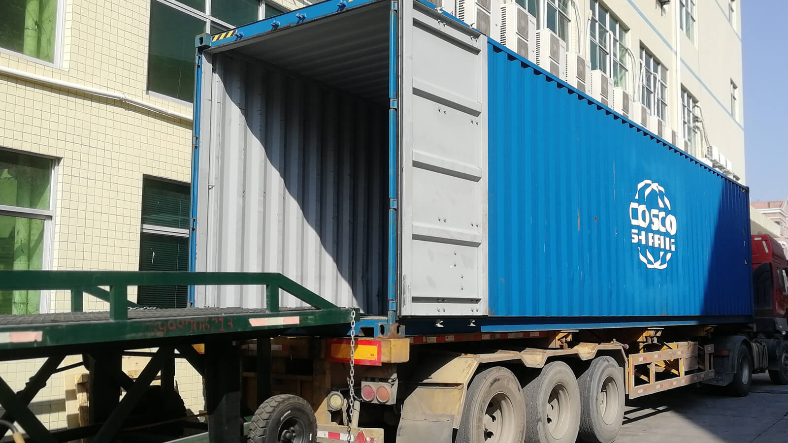 Shipping boxes packed without single-use plastic fillers