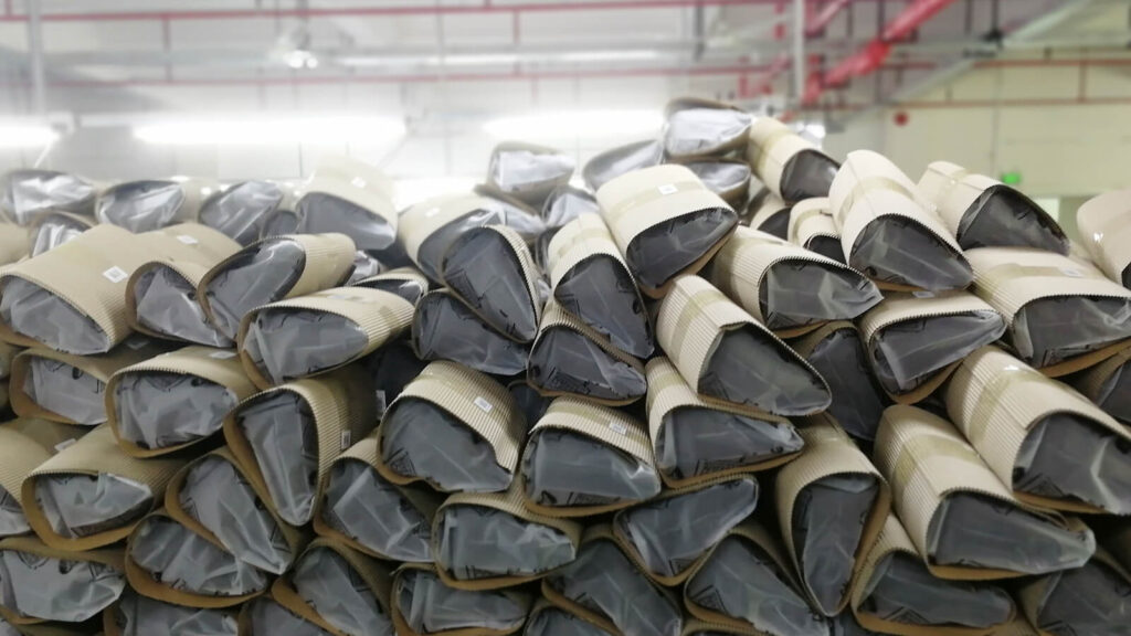 Bulk cosmetic bag packing before shipment for factory production planning