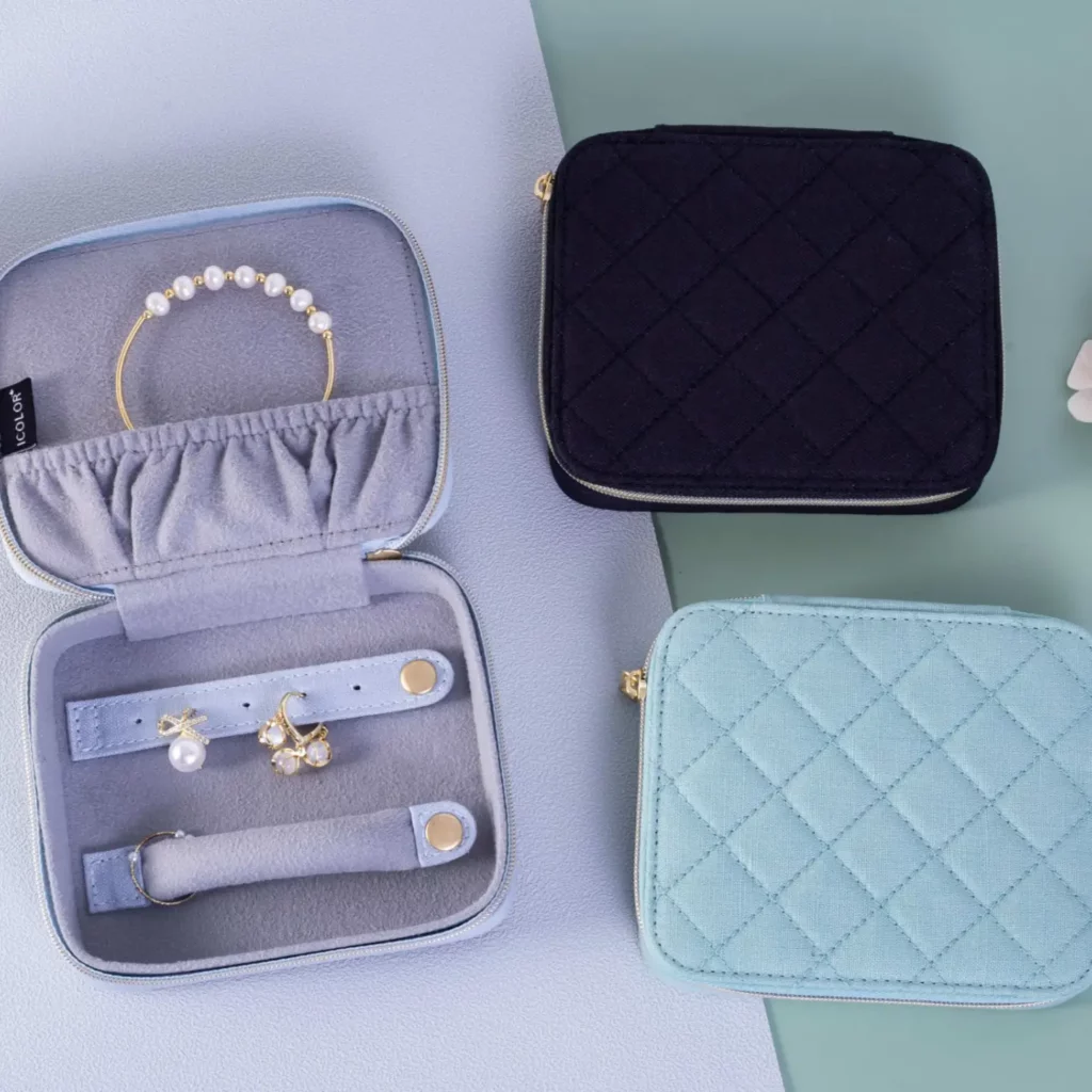 For brands with an organic ethos, we offer stitched boxes wrapped in natural fabrics like linen or canvas, creating an eco-friendly gift box.